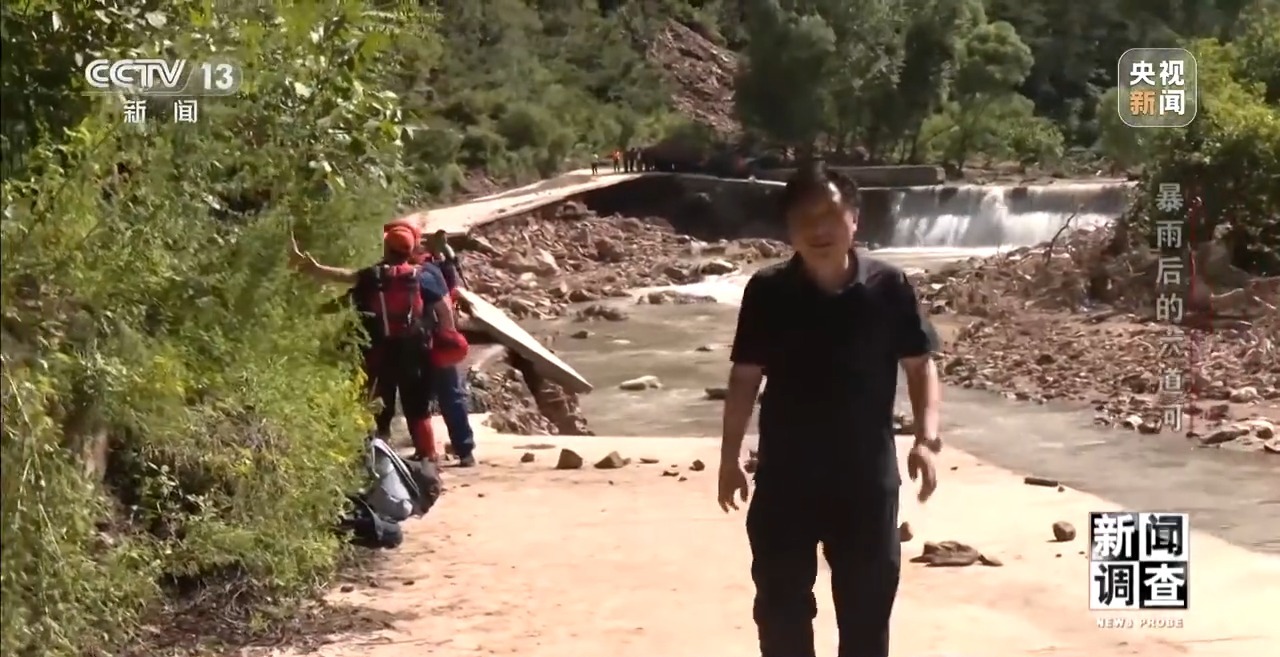 攀90°绝壁、蹚过激流 救援队抵达河北失联村开展救援