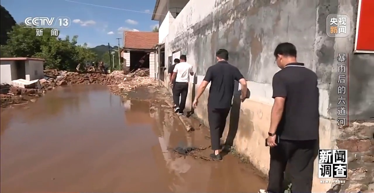攀90°绝壁、蹚过激流 救援队抵达河北失联村开展救援