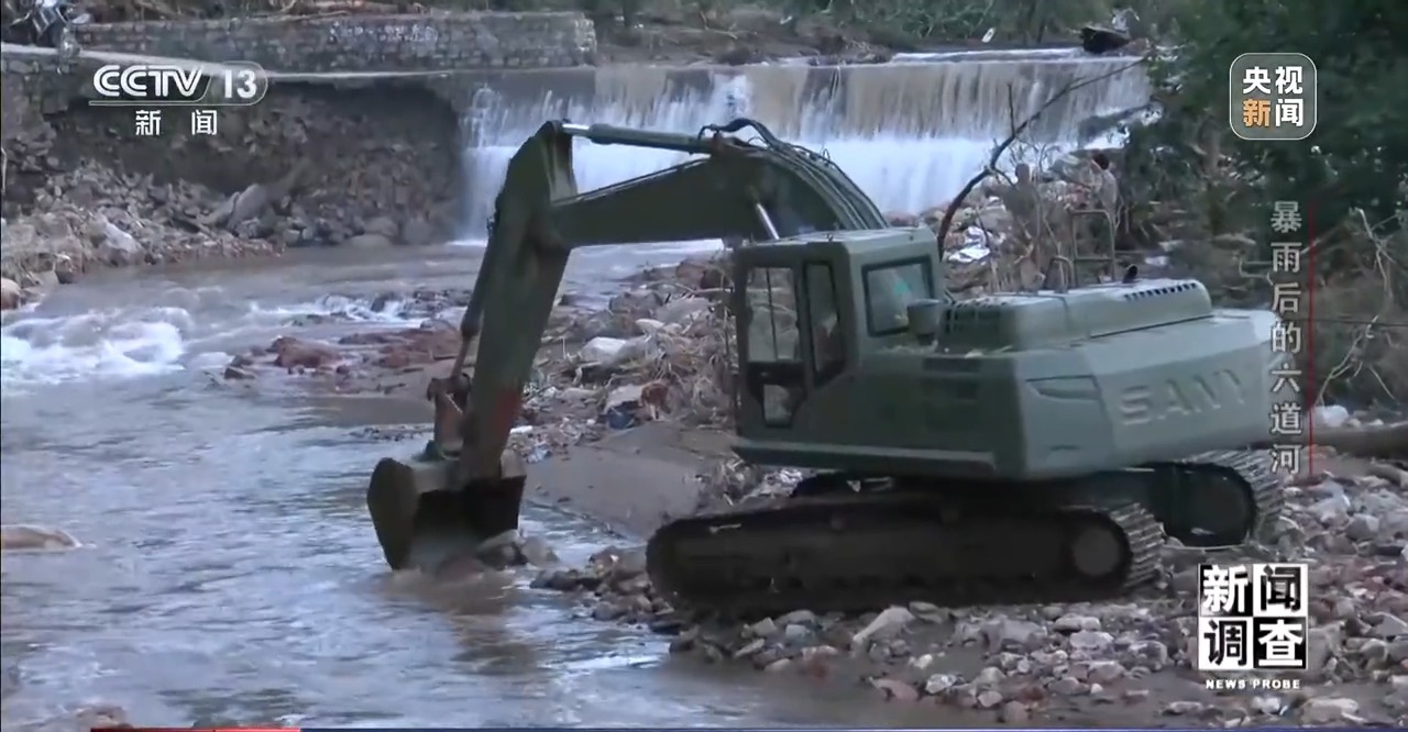 攀90°绝壁、蹚过激流 救援队抵达河北失联村开展救援