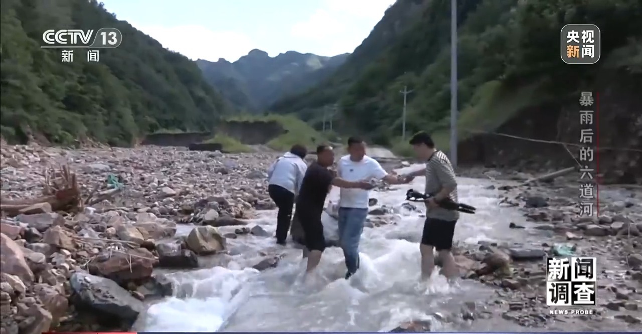 攀90°绝壁、蹚过激流 救援队抵达河北失联村开展救援