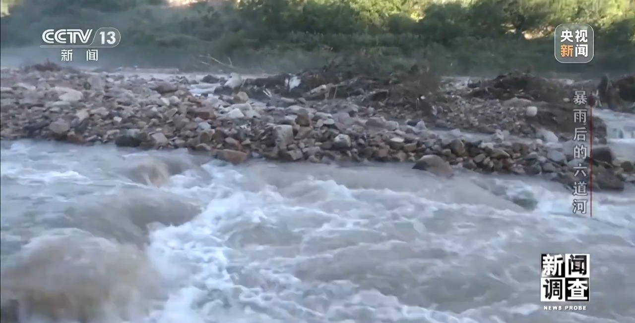 攀90°绝壁、蹚过激流 救援队抵达河北失联村开展救援