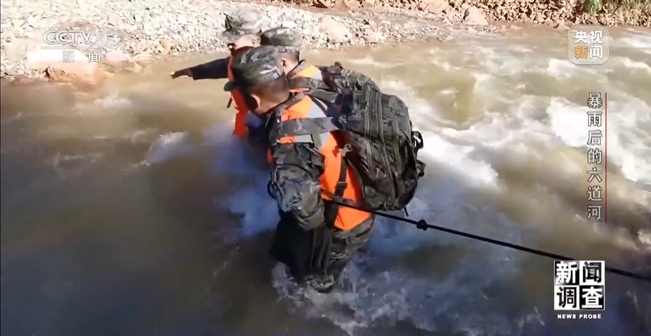 攀90°绝壁、蹚过激流 救援队抵达河北失联村开展救援