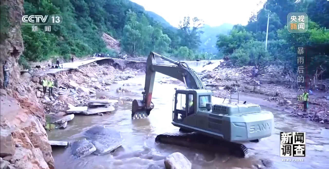 攀90°绝壁、蹚过激流 救援队抵达河北失联村开展救援