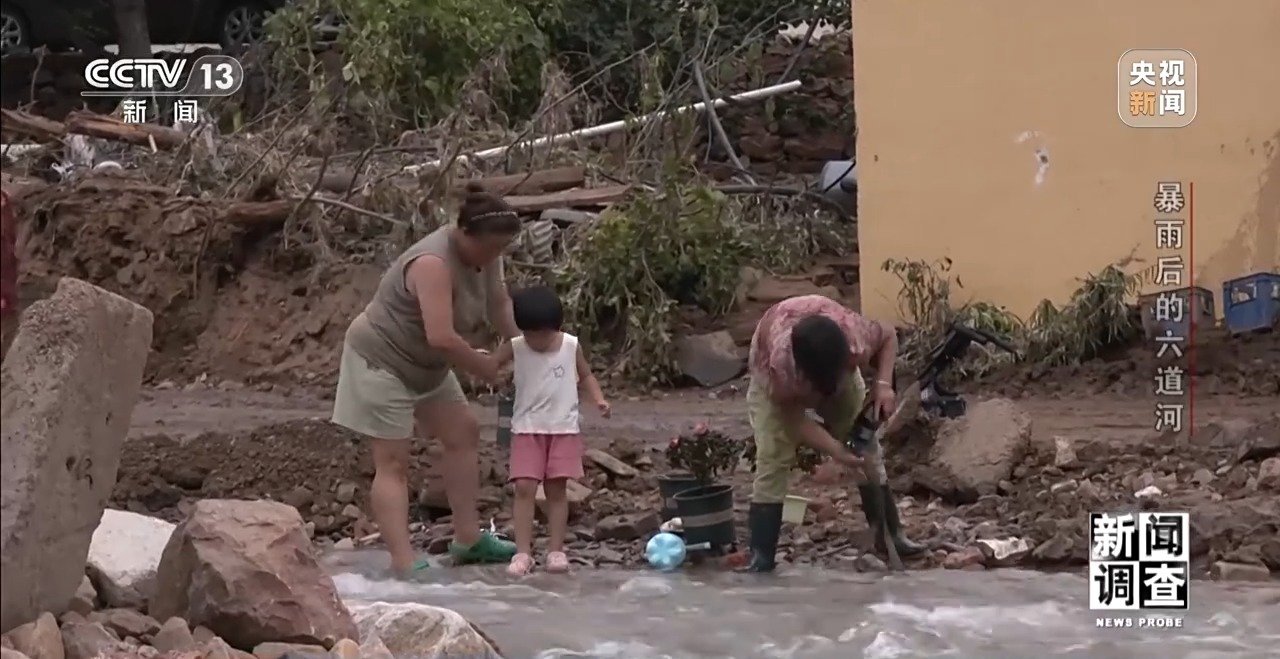 攀90°绝壁、蹚过激流 救援队抵达河北失联村开展救援