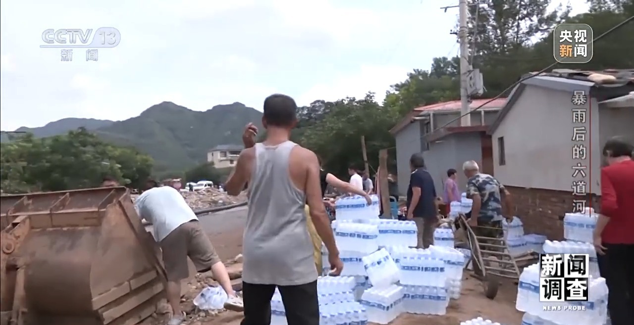 攀90°绝壁、蹚过激流 救援队抵达河北失联村开展救援