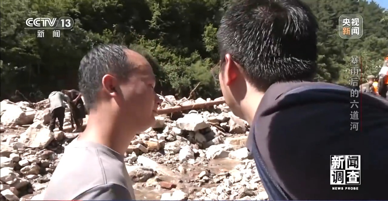 攀90°绝壁、蹚过激流 救援队抵达河北失联村开展救援