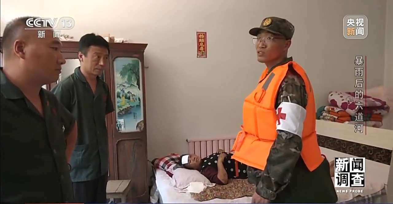 攀90°绝壁、蹚过激流 救援队抵达河北失联村开展救援