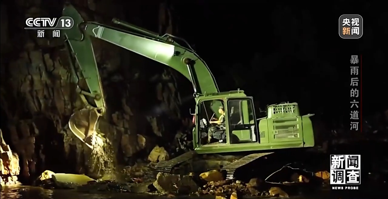 攀90°绝壁、蹚过激流 救援队抵达河北失联村开展救援