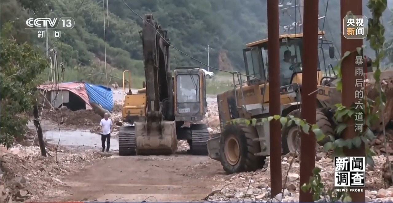 攀90°绝壁、蹚过激流 救援队抵达河北失联村开展救援