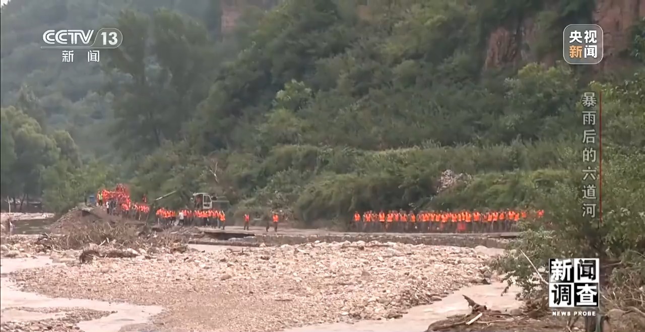 攀90°绝壁、蹚过激流 救援队抵达河北失联村开展救援