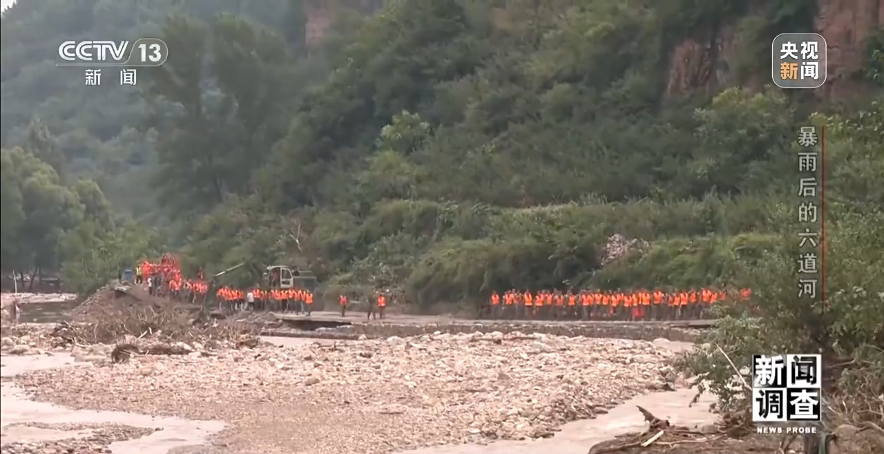 攀90°绝壁、蹚过激流 救援队抵达河北失联村开展救援