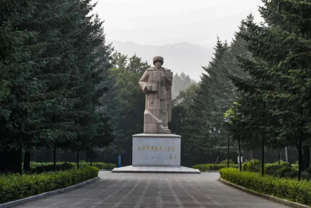 他再也没有回家，却以另一个名字活在山河之间