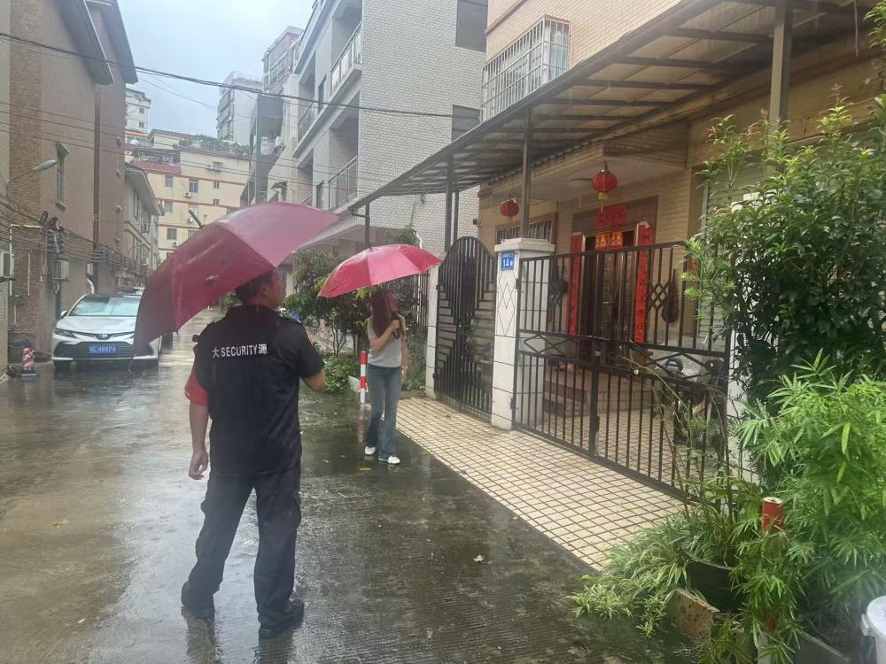 山体垮塌瞬间 他用力一推 推出了生离死别