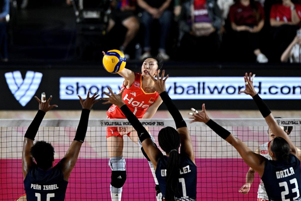 中国女排3:0完胜多米尼加队获得世锦赛F组头名