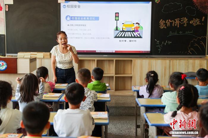 青海西宁：中小学生上好开学第一课