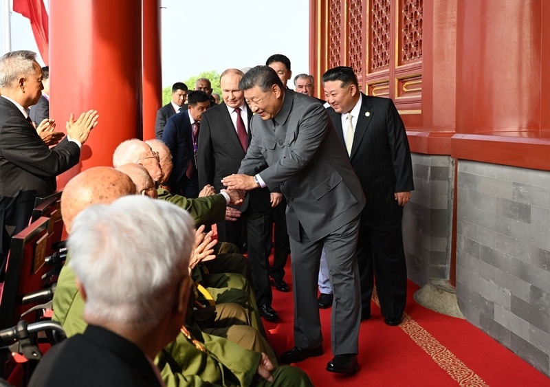 时政微观察丨铭记历史的时刻，必定被历史所铭记！