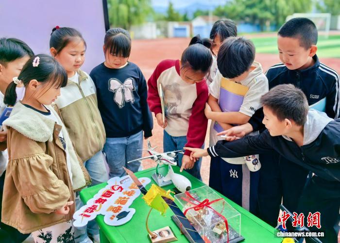 中国科学院空天院团队为基层小学开讲“航天之路”科学课