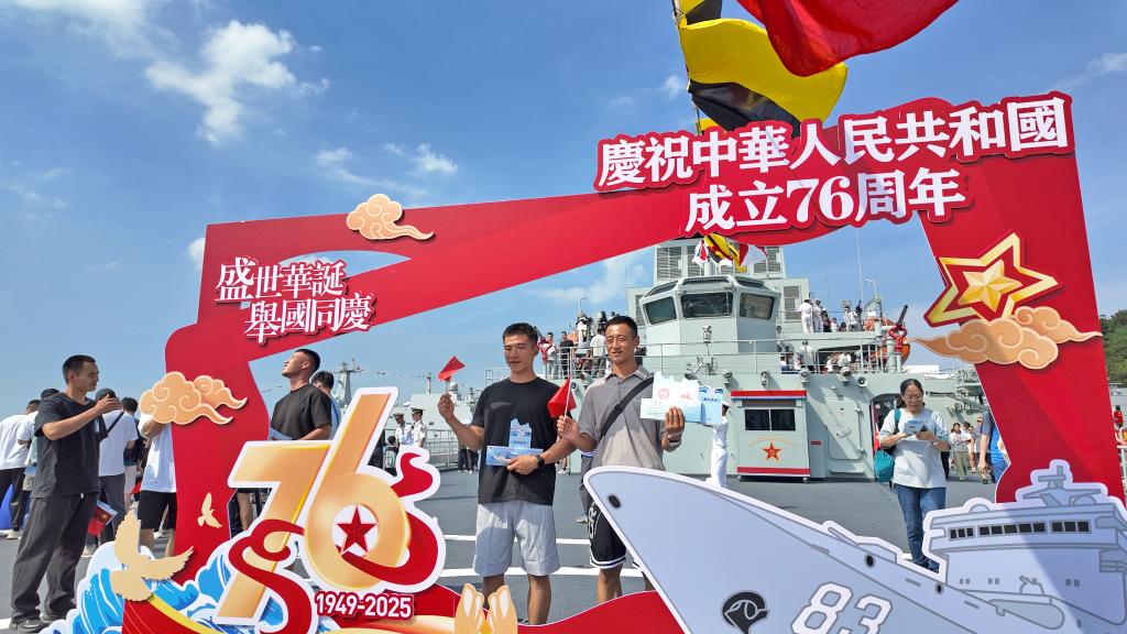 特写：“站在甲板上，心里特别自豪”——香港市民参观戚继光舰、沂蒙山舰点燃爱国热情