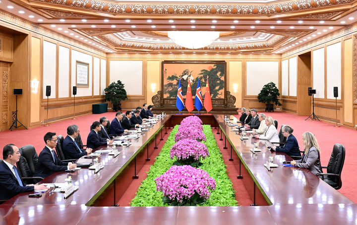 习近平会见冰岛总统托马斯多蒂尔