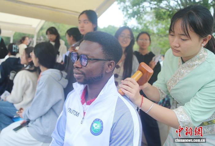 17国留学生昆明感受中医药魅力