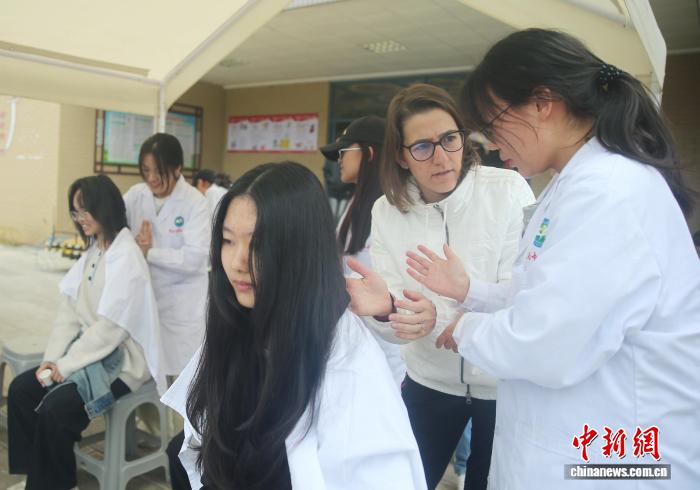 17国留学生昆明感受中医药魅力