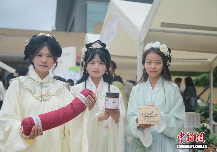 17国留学生昆明感受中医药魅力