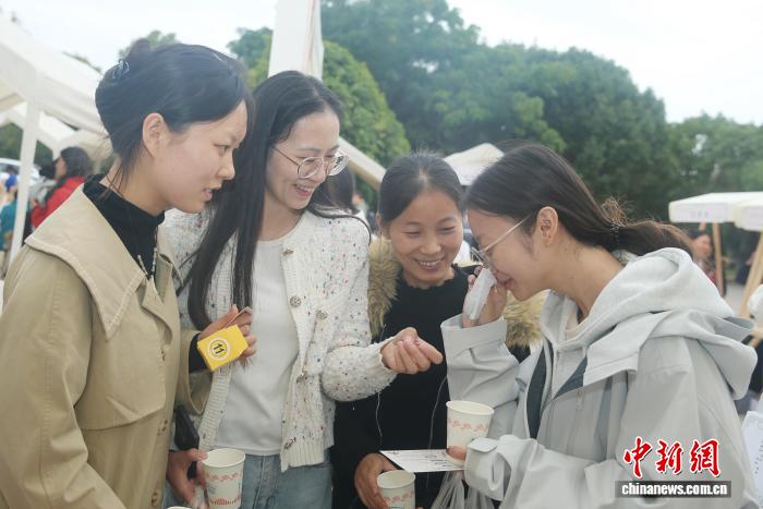 17国留学生昆明感受中医药魅力