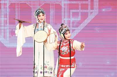 秋色满园戏韵浓