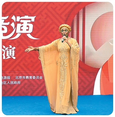 秋色满园戏韵浓