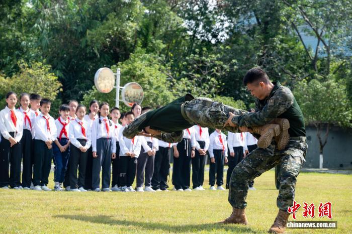 “红领巾”进军营 国防教育“零距离”