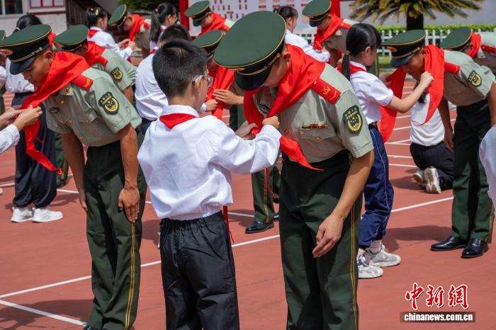 “红领巾”进军营 国防教育“零距离”