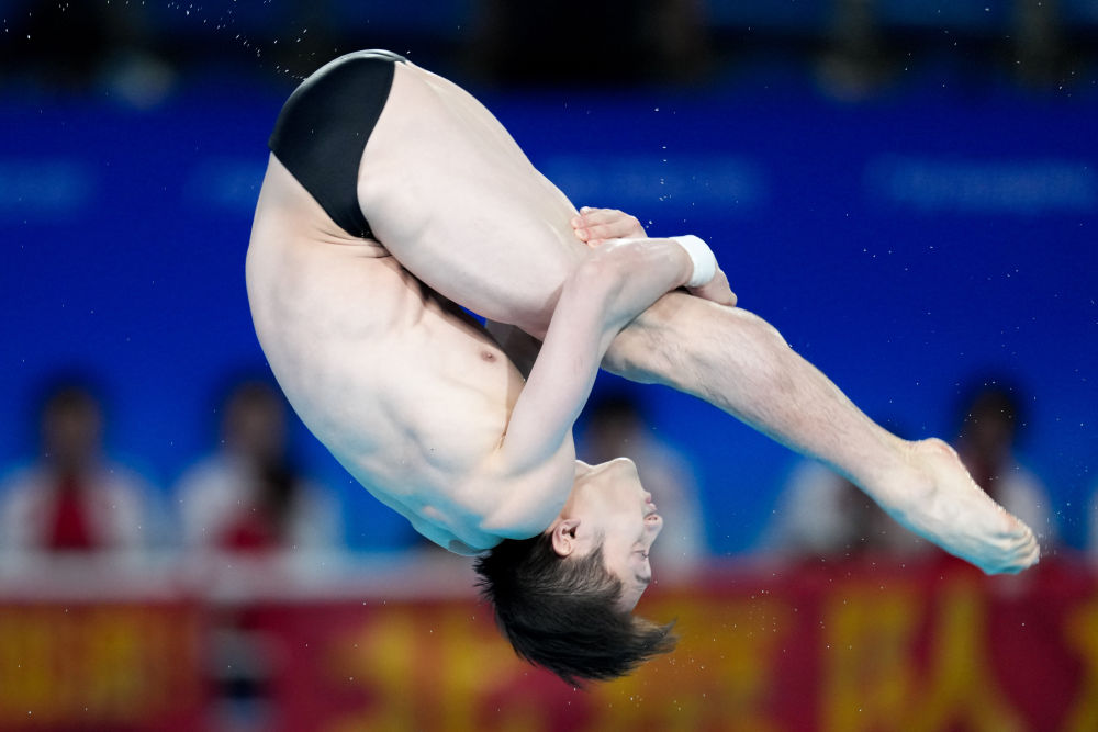 全运会跳水比赛:练俊杰称霸男子个人全能 李亚杰稳赢女子1米跳板