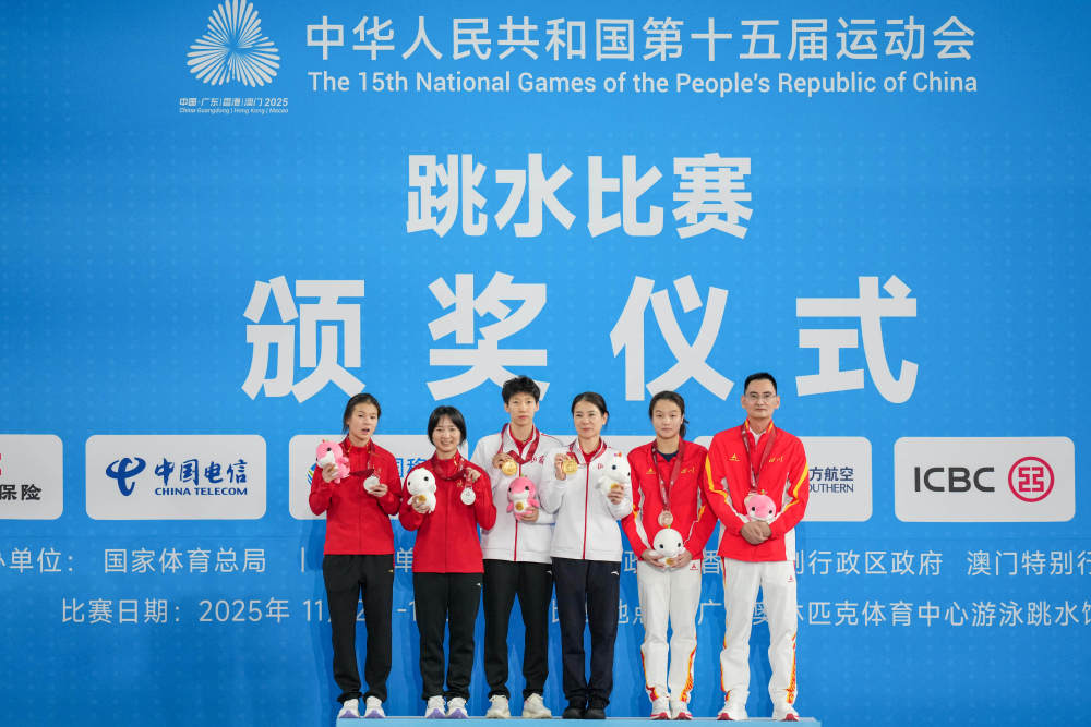 全运会跳水比赛:练俊杰称霸男子个人全能 李亚杰稳赢女子1米跳板