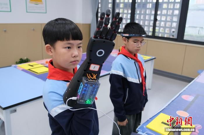 小学生在课堂内外“玩转”AI技术 浙江杭州:小学生在课堂内外“玩转”AI技术