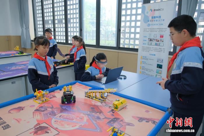 小学生在课堂内外“玩转”AI技术