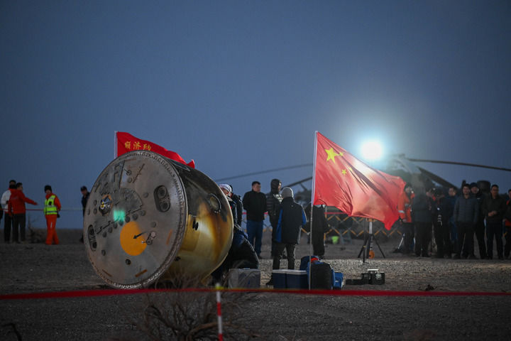 舟落东风霞色里 画展神州明日春——写在神舟二十号航天员乘组天外凯旋之际