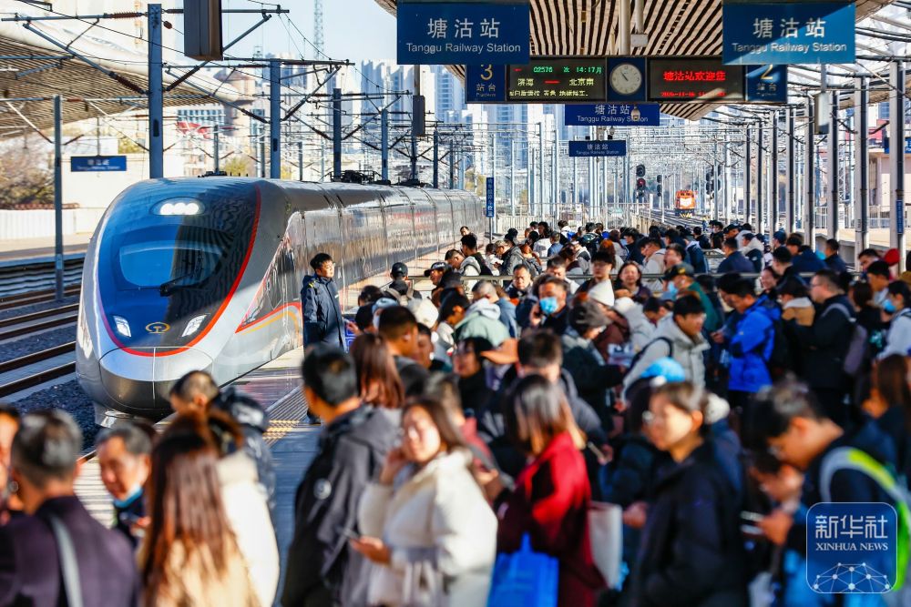 前10月全国铁路发送旅客39.5亿人次 创历史同期新高