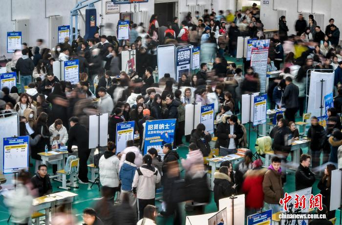 新疆高校举办校园招聘会