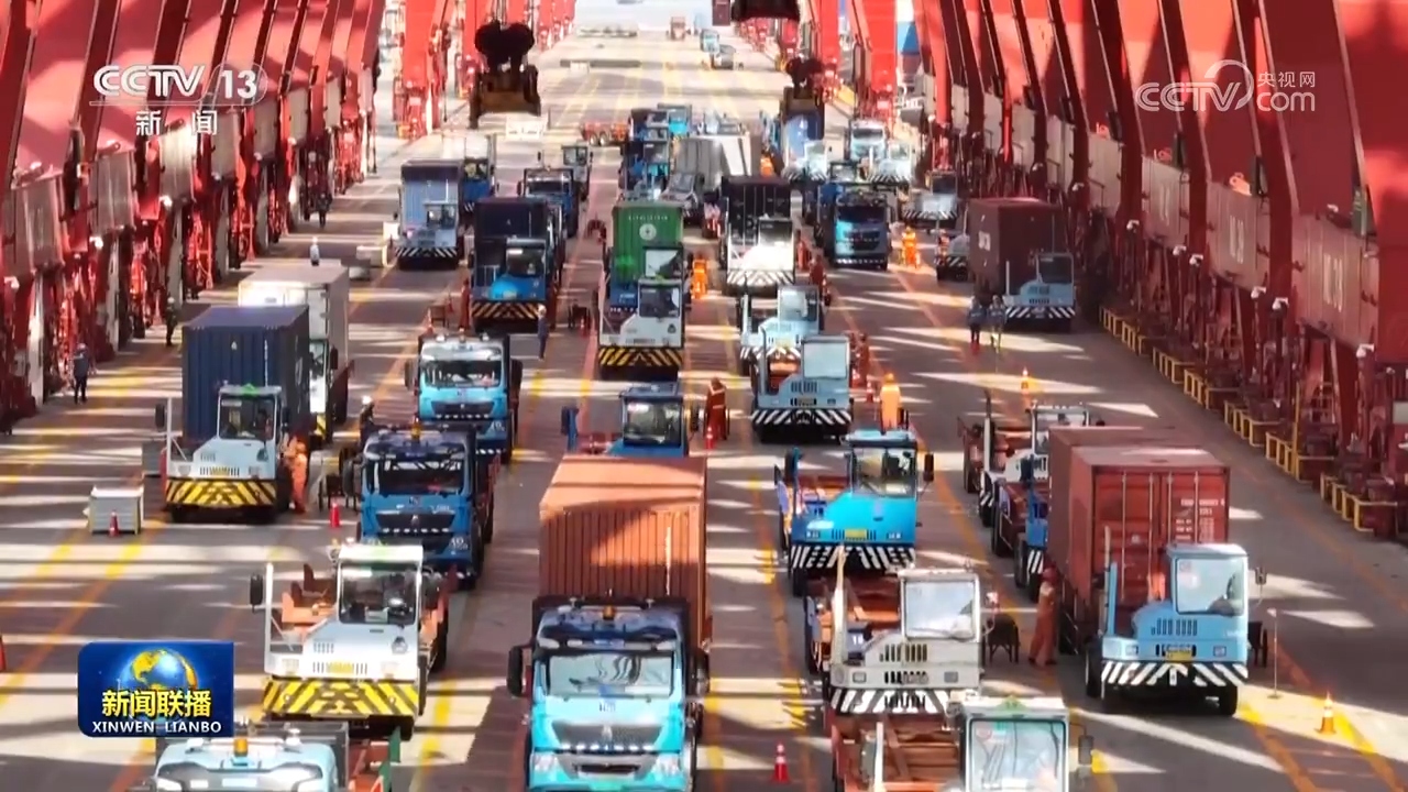 【学习贯彻四中全会精神·一线见闻】“钢铁驼队”驰新程