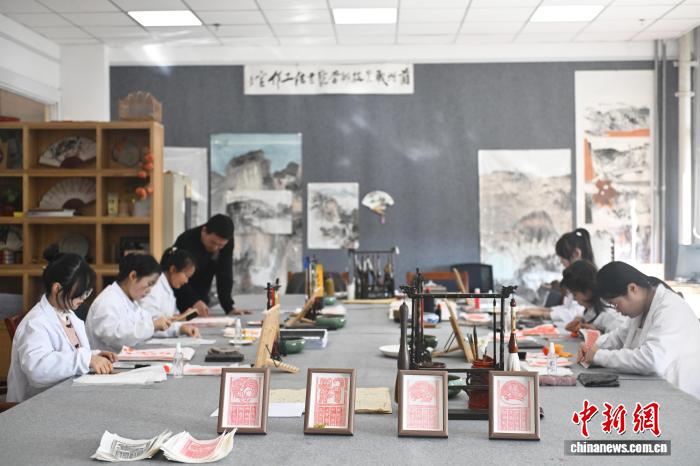 甘肃高校育“文物医生”