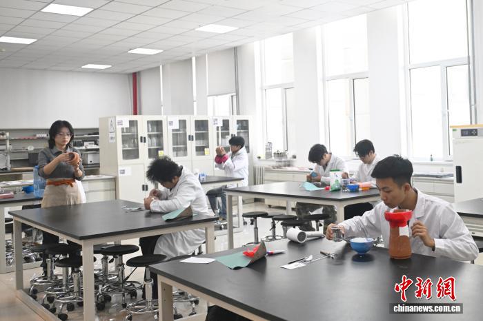 甘肃高校育“文物医生”