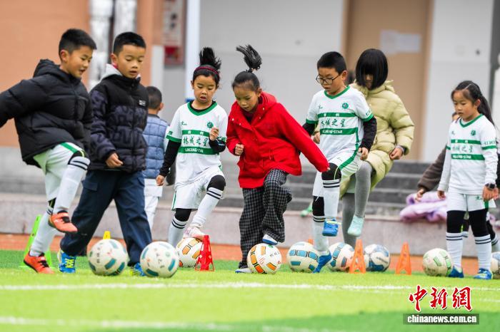 贵州毕节：“青训”校园 少年“足”梦
