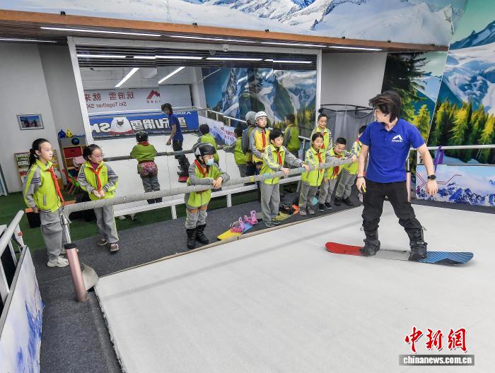 乌鲁木齐:小学生滑雪模拟机上体验滑雪乐趣 乌鲁木齐:小学生滑雪模拟机上体验滑雪乐趣