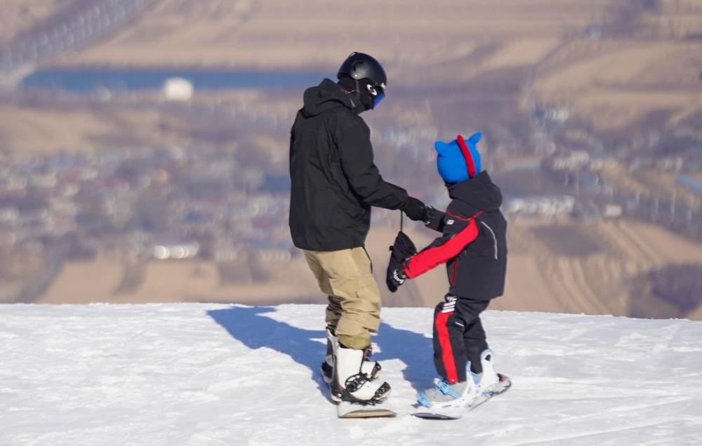 突破万亿元大关!来看我国冰雪产业发展新图景 突破万亿元大关!来看我国冰雪产业发展新图景