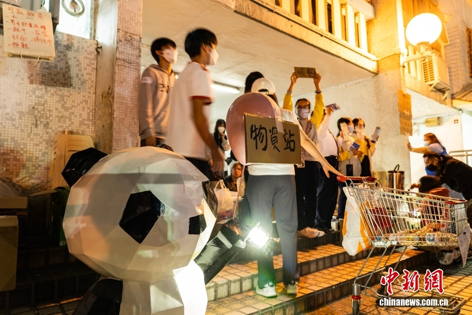 香港青少年帮助大埔宏福苑火灾受影响市民