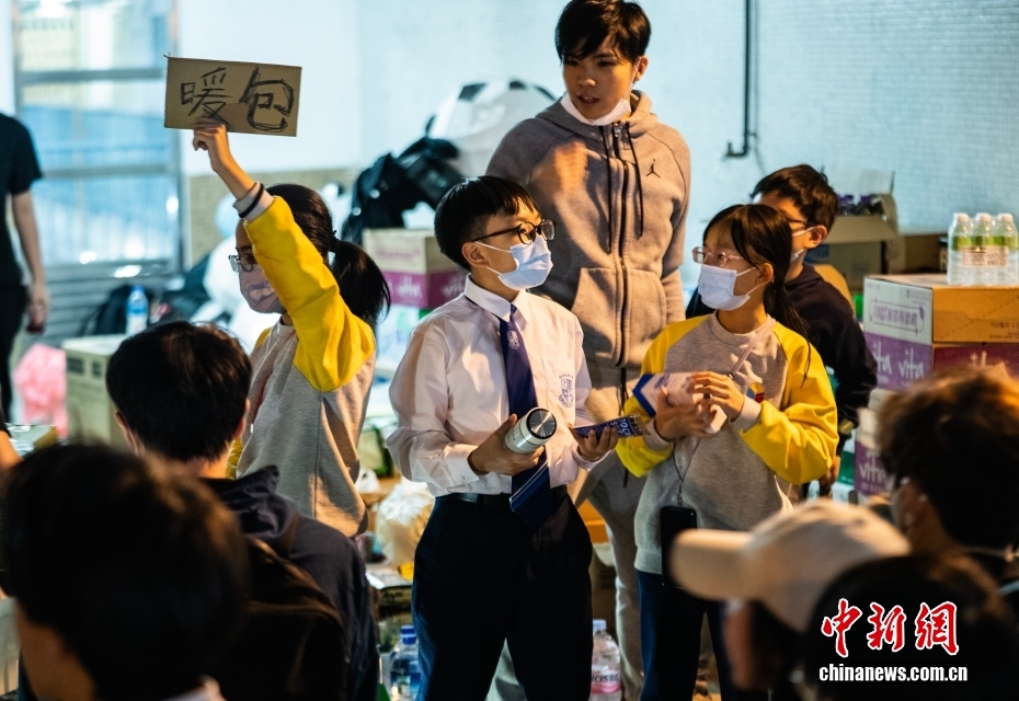 香港青少年帮助大埔宏福苑火灾受影响市民