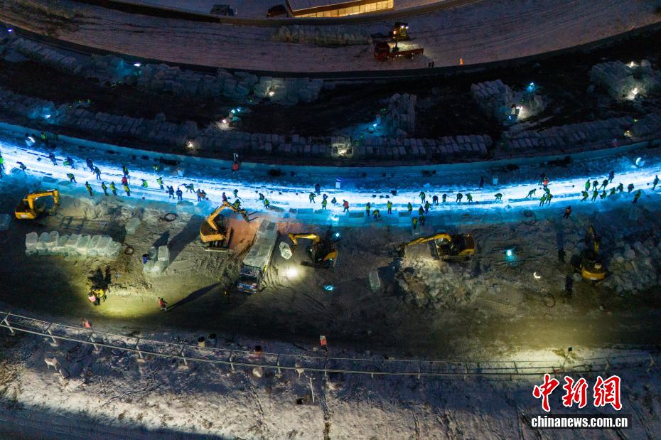 哈尔滨冰雪大世界超级冰滑梯火热建设中