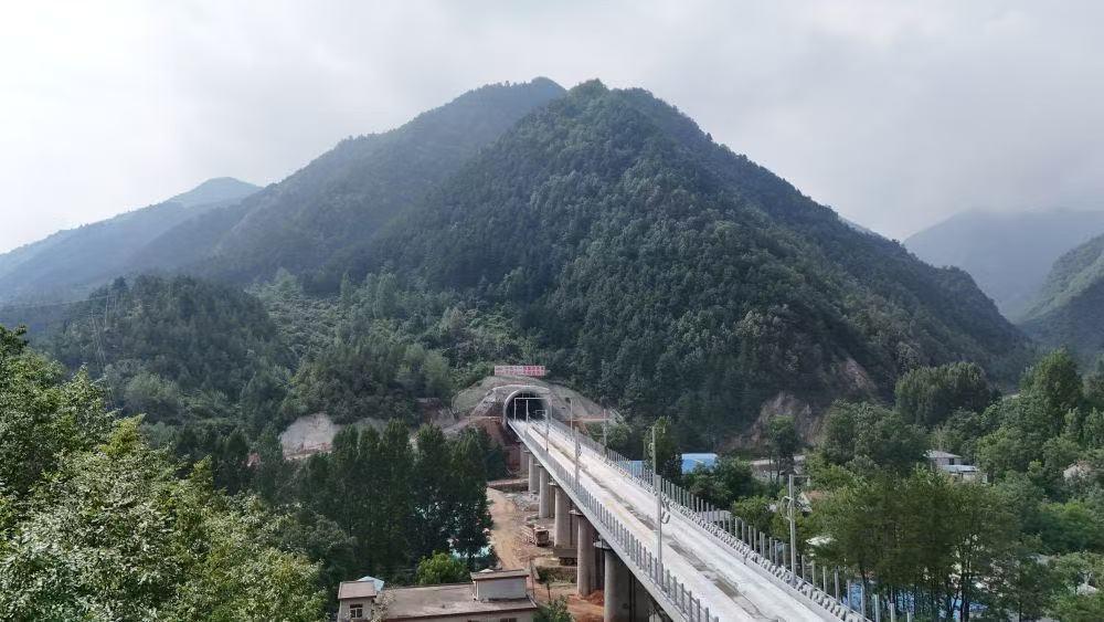 中国高速铁路进度条再“刷新” “八纵八横”正在改变你的生活