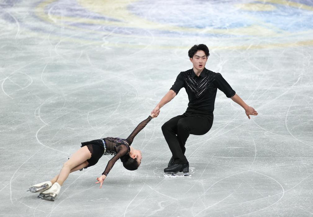 世界花样滑冰大奖赛总决赛揭幕 中国小将暂列青年组双人滑前两位