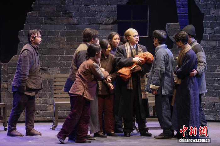 南京高校师生创排话剧《生命》首演 铭记历史珍爱和平南京高校师生创排话剧《生命》首演